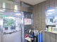 入居施設の明るい受付エリア