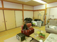 和室風の居間が広がる施設内部