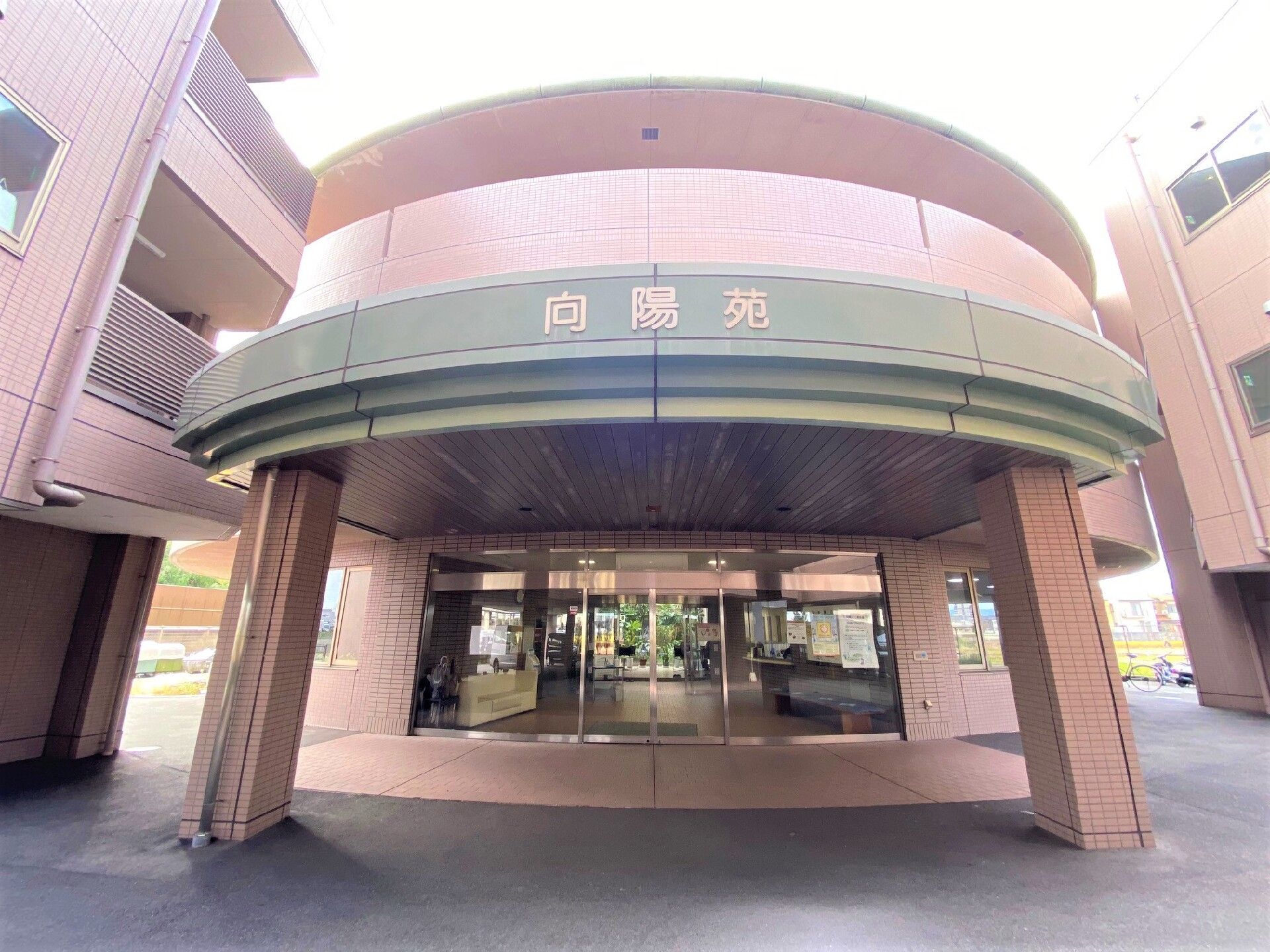 一人でくつろいでいる様子の高齢者。新聞を読みながら飲み物を飲んでいる様子