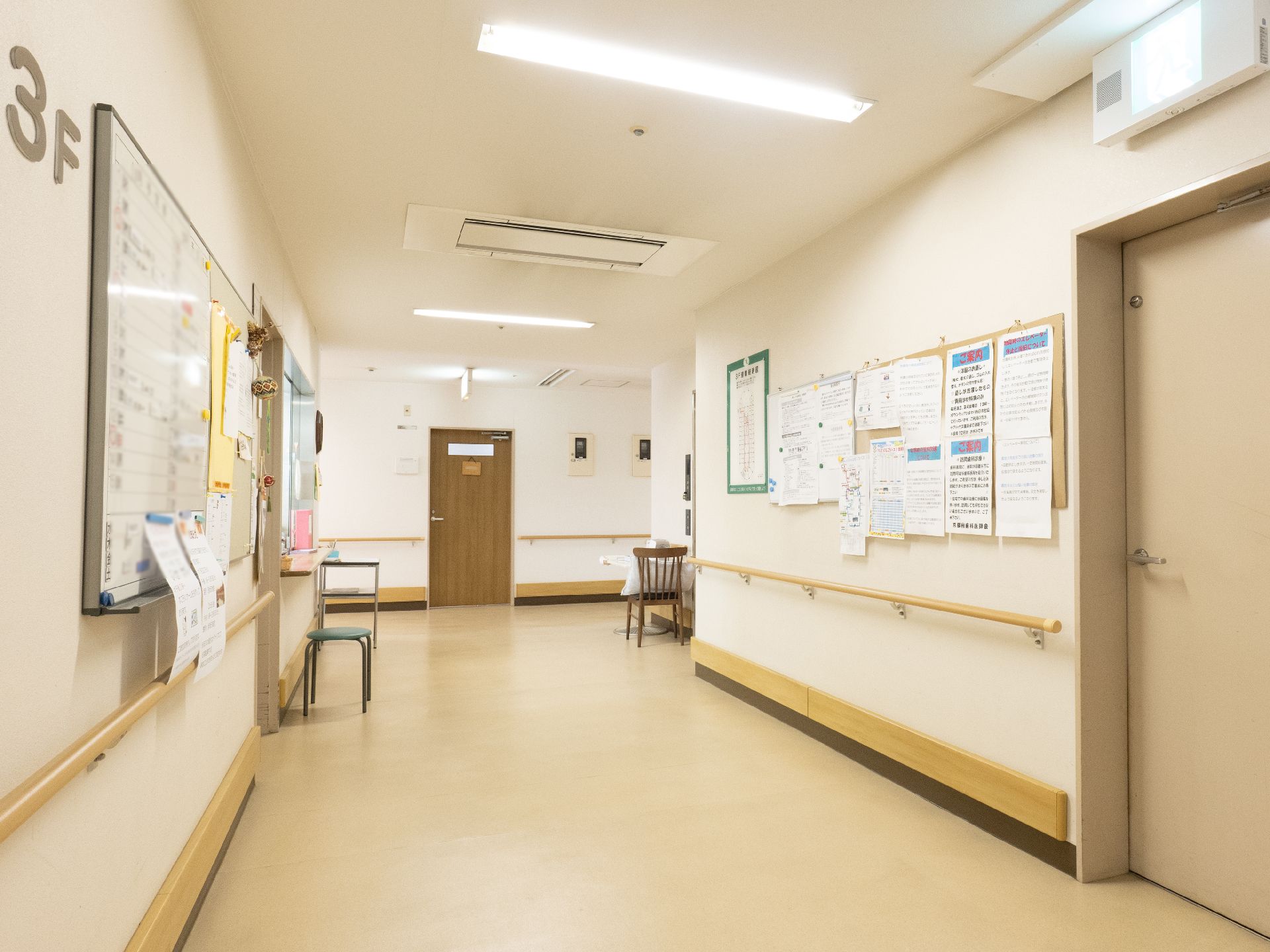 壁にたくさんの掲示物が貼られている廊下