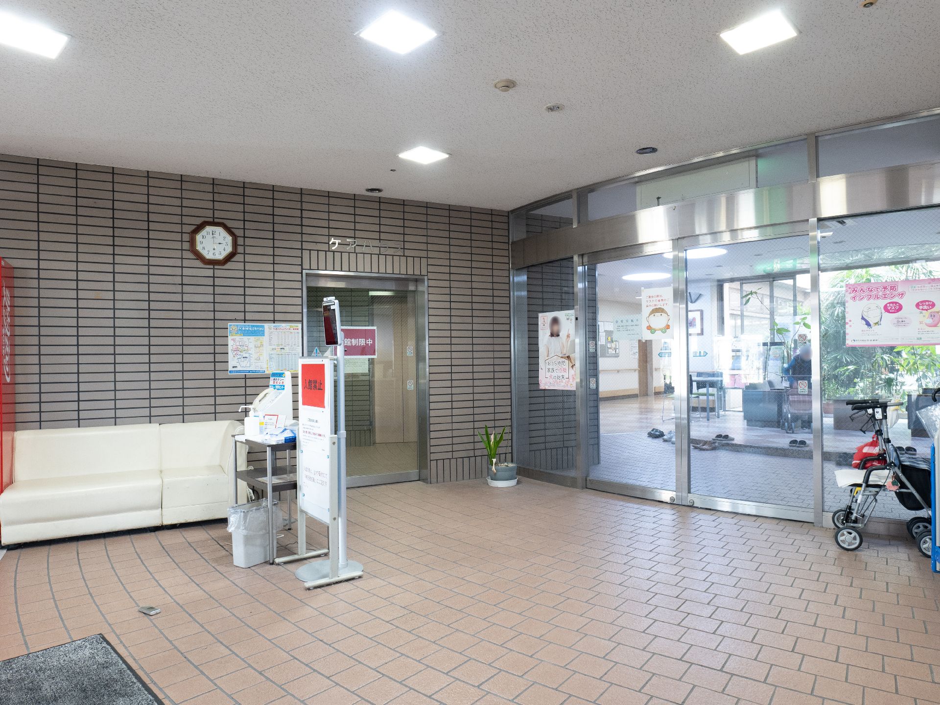 茶色のタイルで段差のない玄関