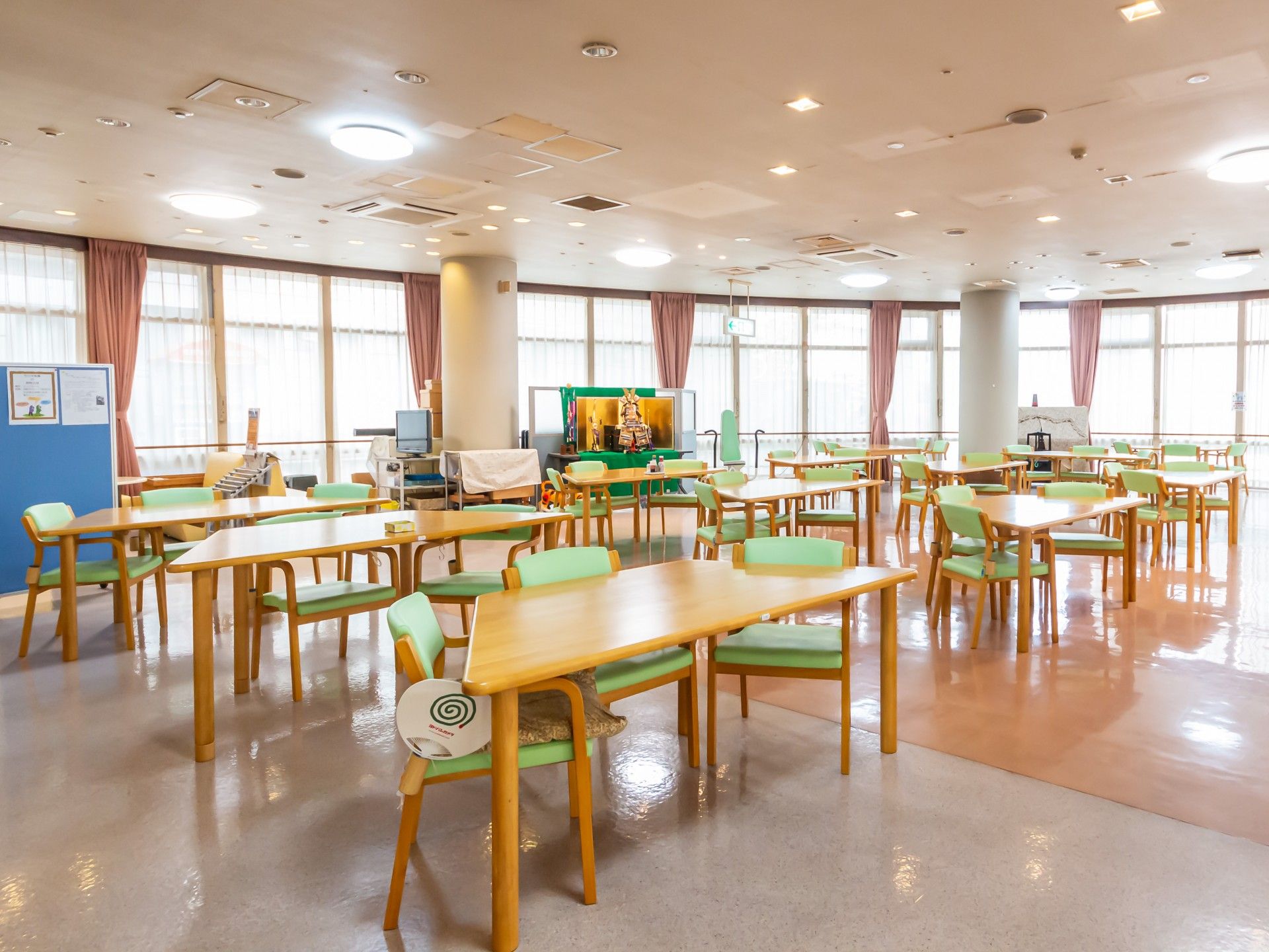 広々とした明るい食堂