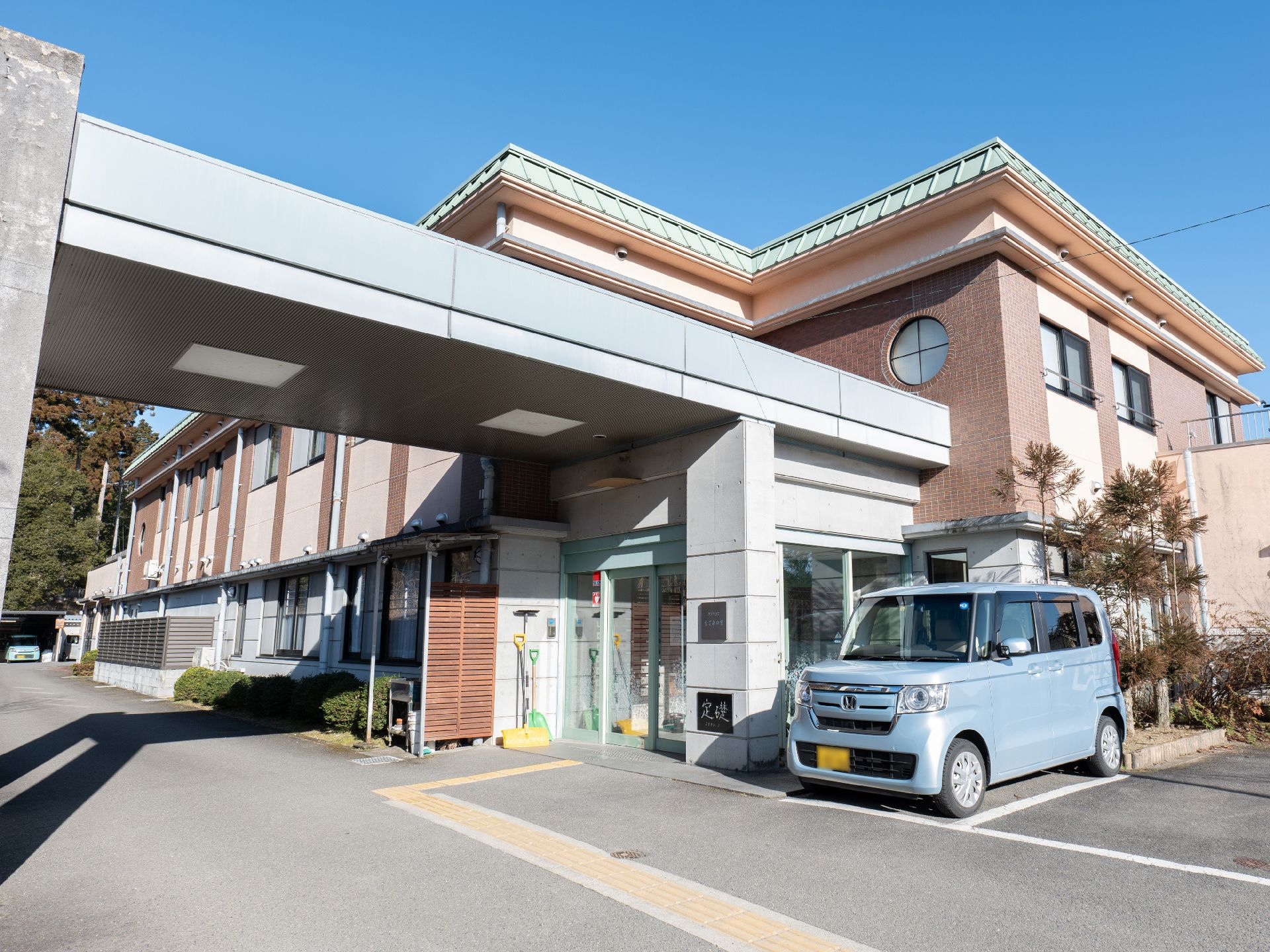 車寄せが設置されたケアハウスの外観