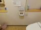 介護施設の清潔なトイレの内観