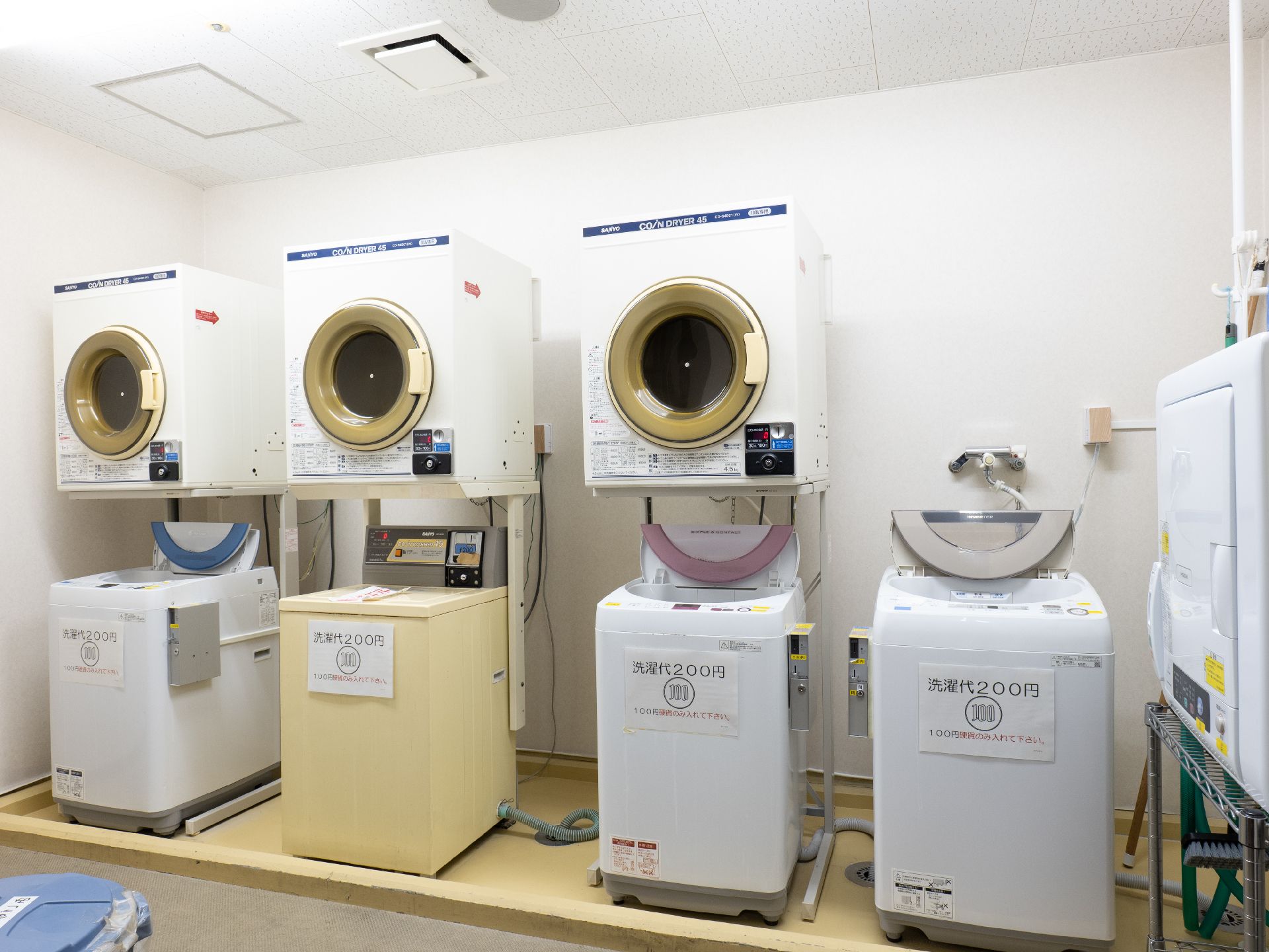 洗濯機が設置されたランドリー