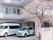 桜と送迎車両のエントランス