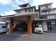 快適な施設外観と広々とした駐車場