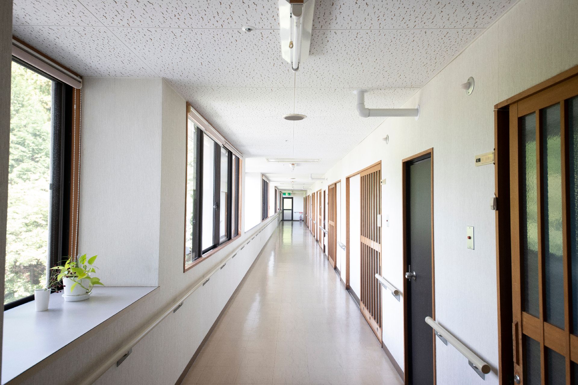 手すりが取り付けられ、段差ができる限り解消されている廊下
