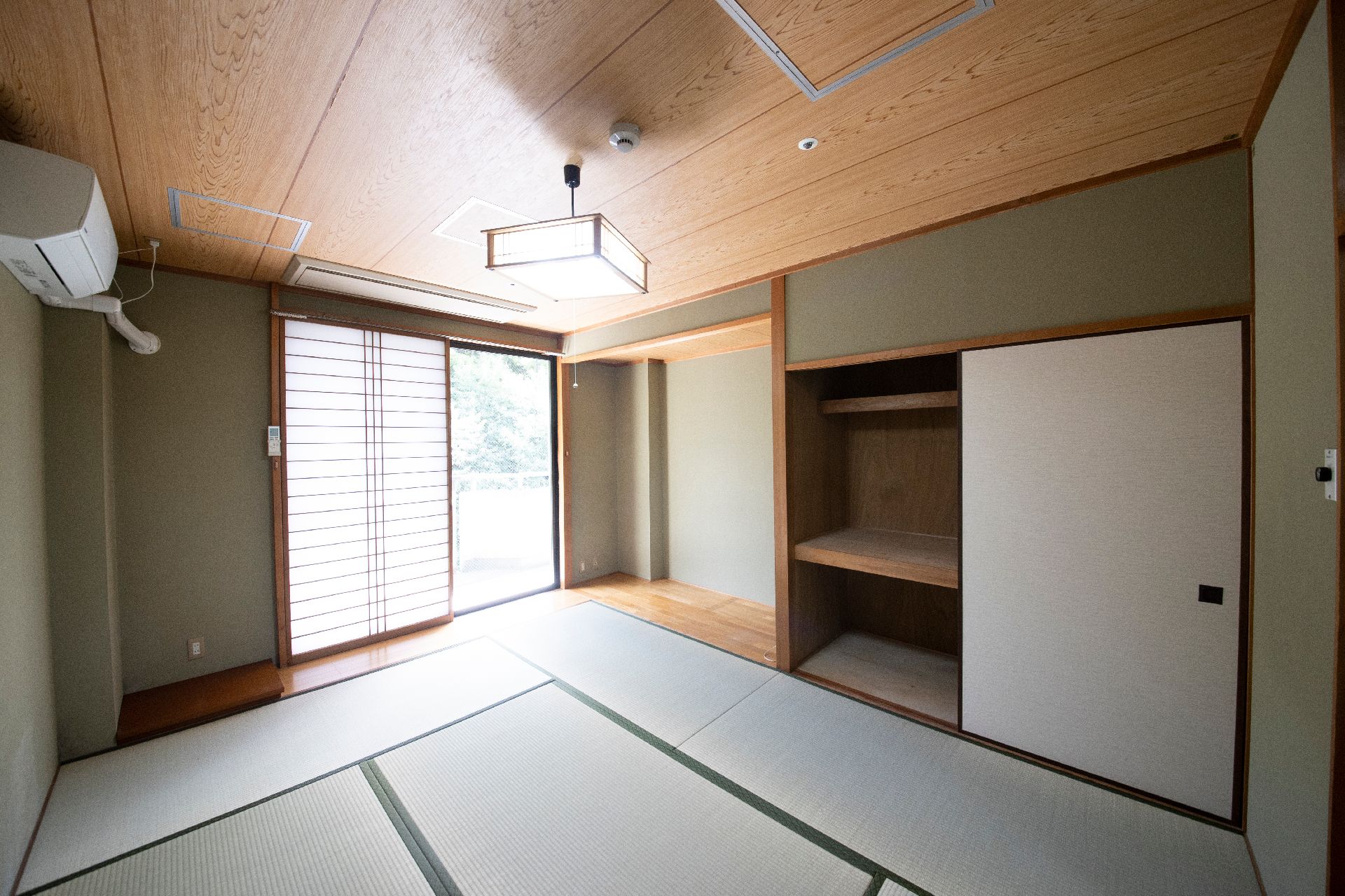 たたみが敷かれ、家具が複数置かれた居室