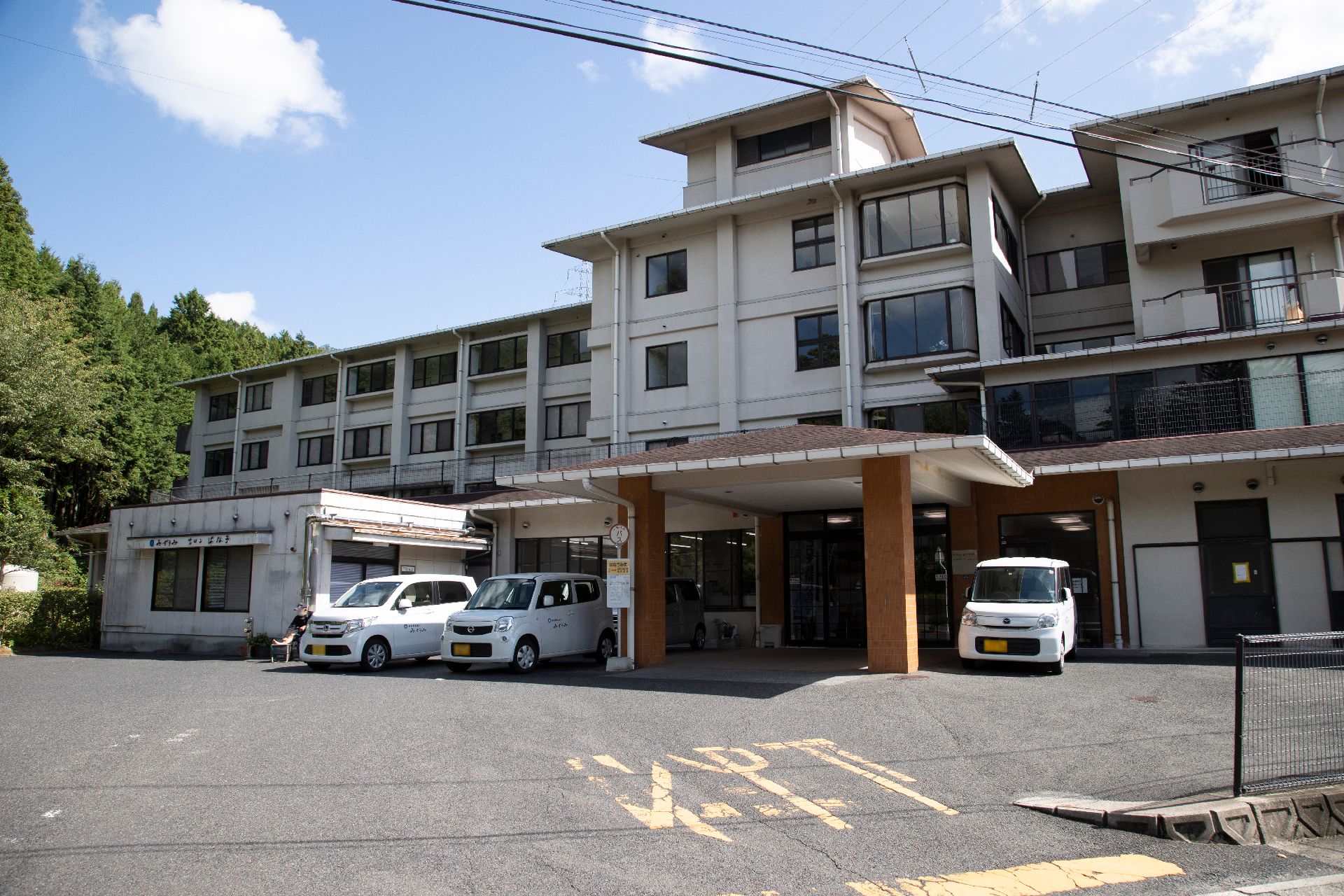 駐車場の出入り口から見た、斜め前から見た施設全体の外観