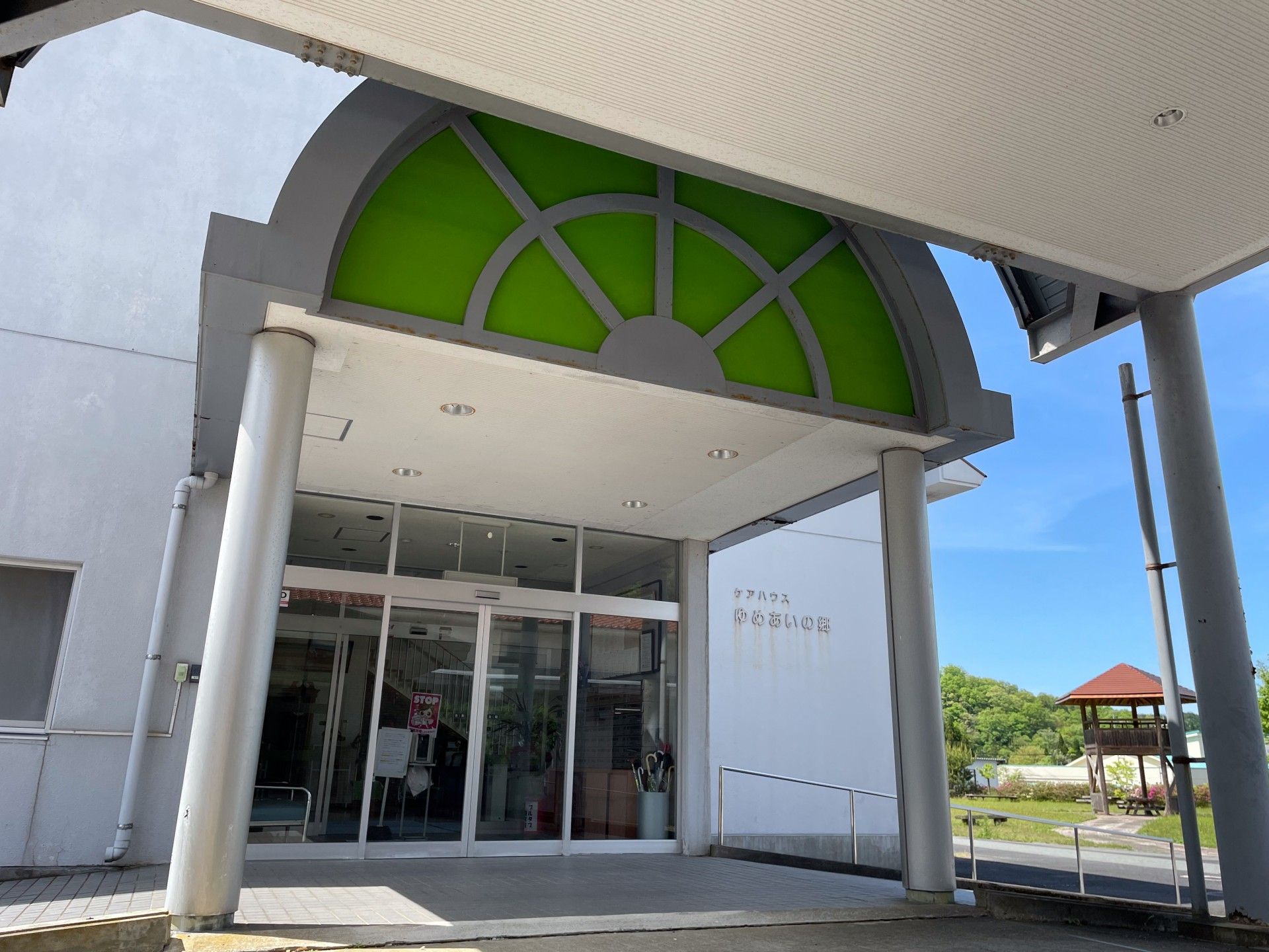 明るい入口の建物