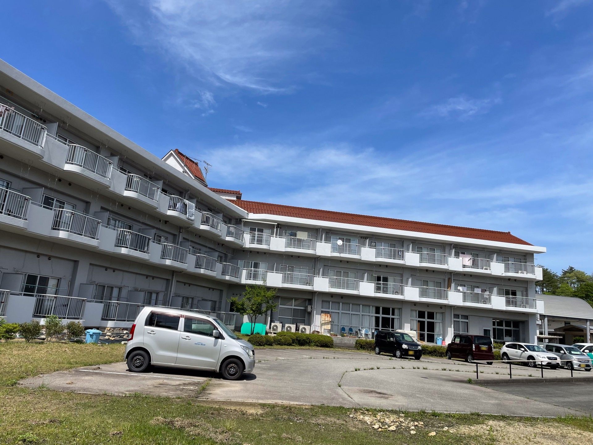 広々とした施設の外観