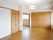 大きなクローゼットが付いたフローリングの部屋には家具などは置かれていない。左奥には和室もある。