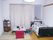 寝具付きのベッドが置かれた部屋にはローテーブルや座椅子、棚などが置かれ、ベッドサイドには緊急通報装置がある。