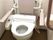 両サイドに手すりが付いたトイレは背もたれもあり、動作をしっかりと支えてくれる。