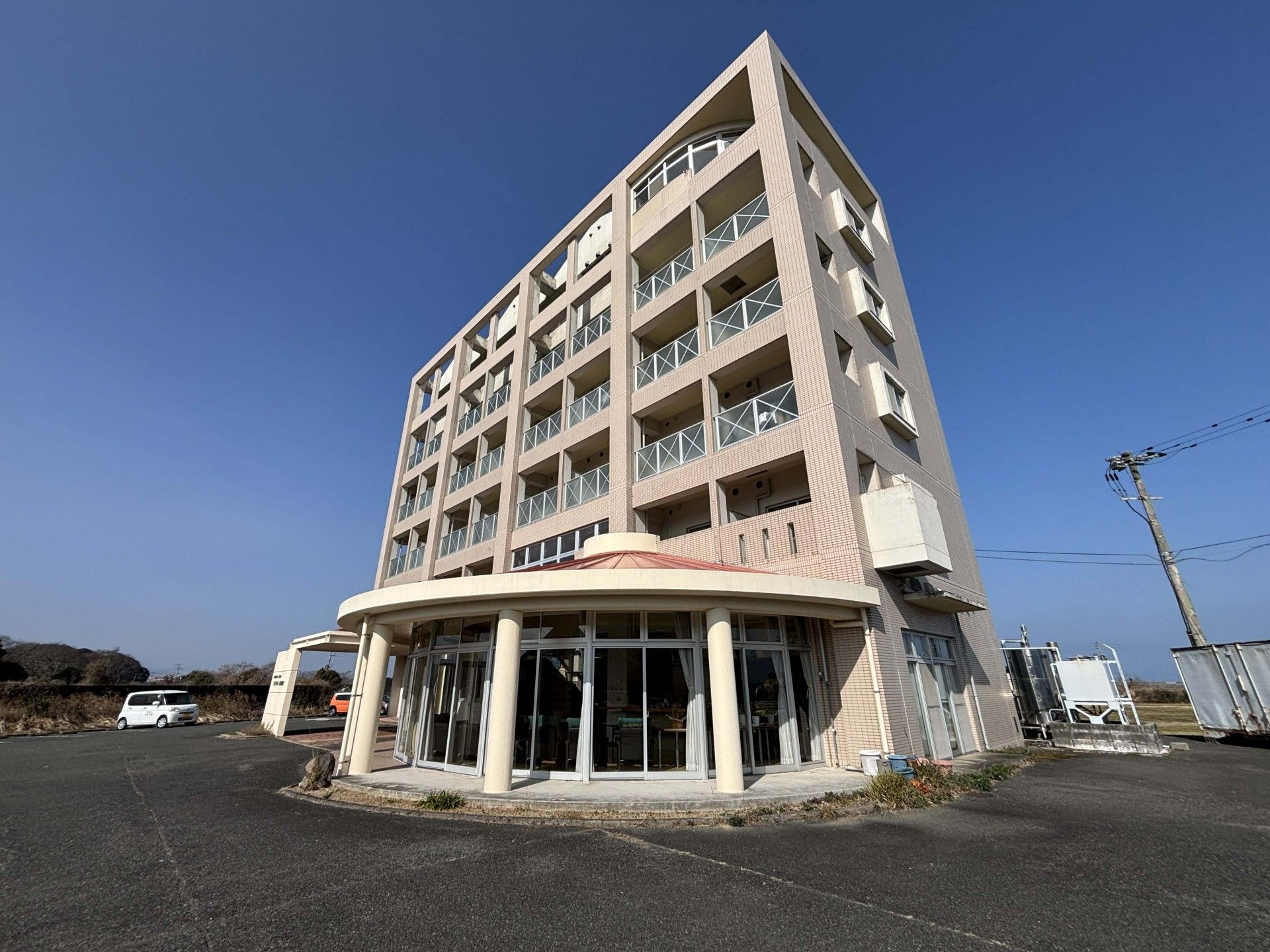 青空の下の建物外観