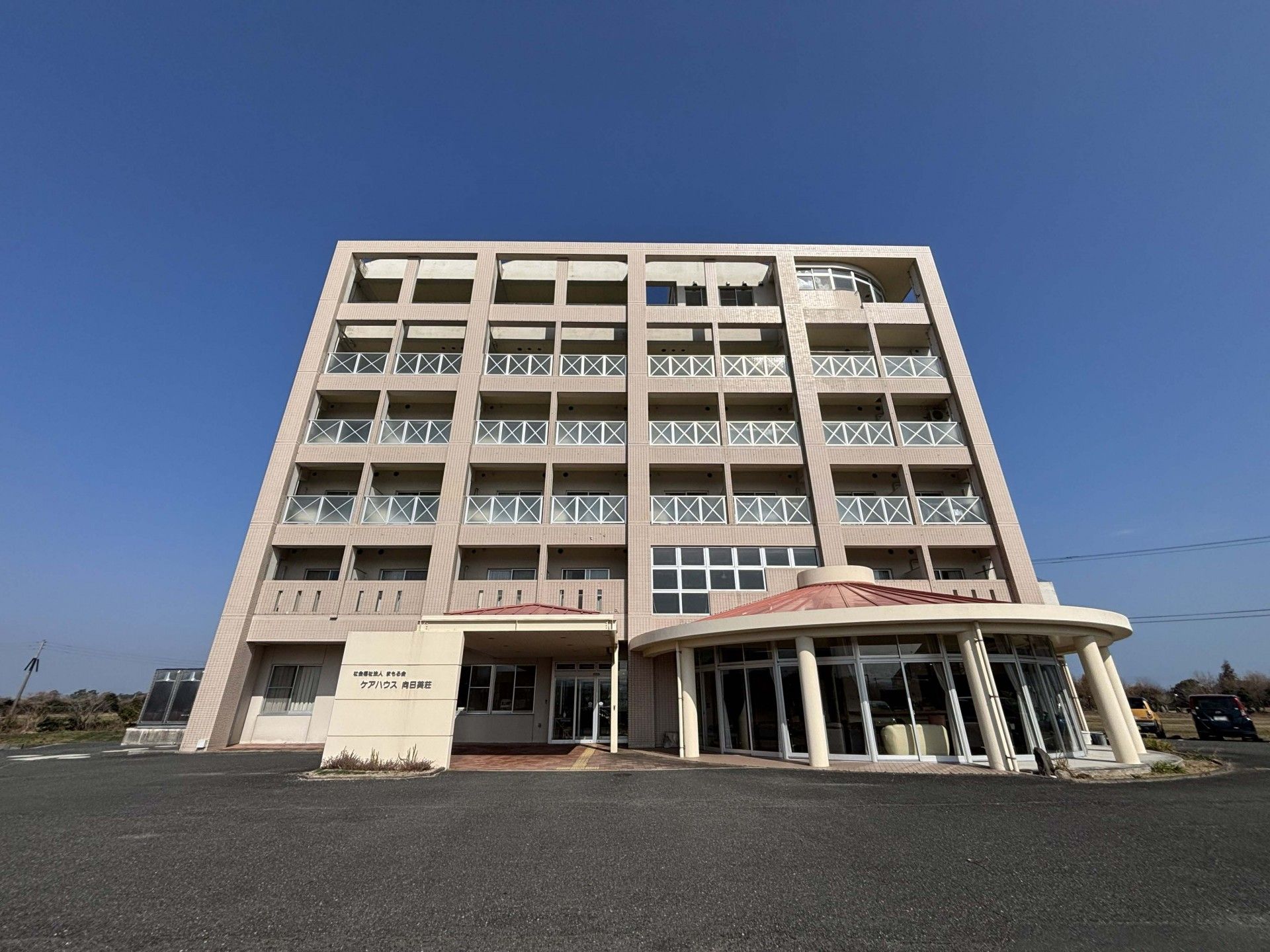 青空の下の建物外観