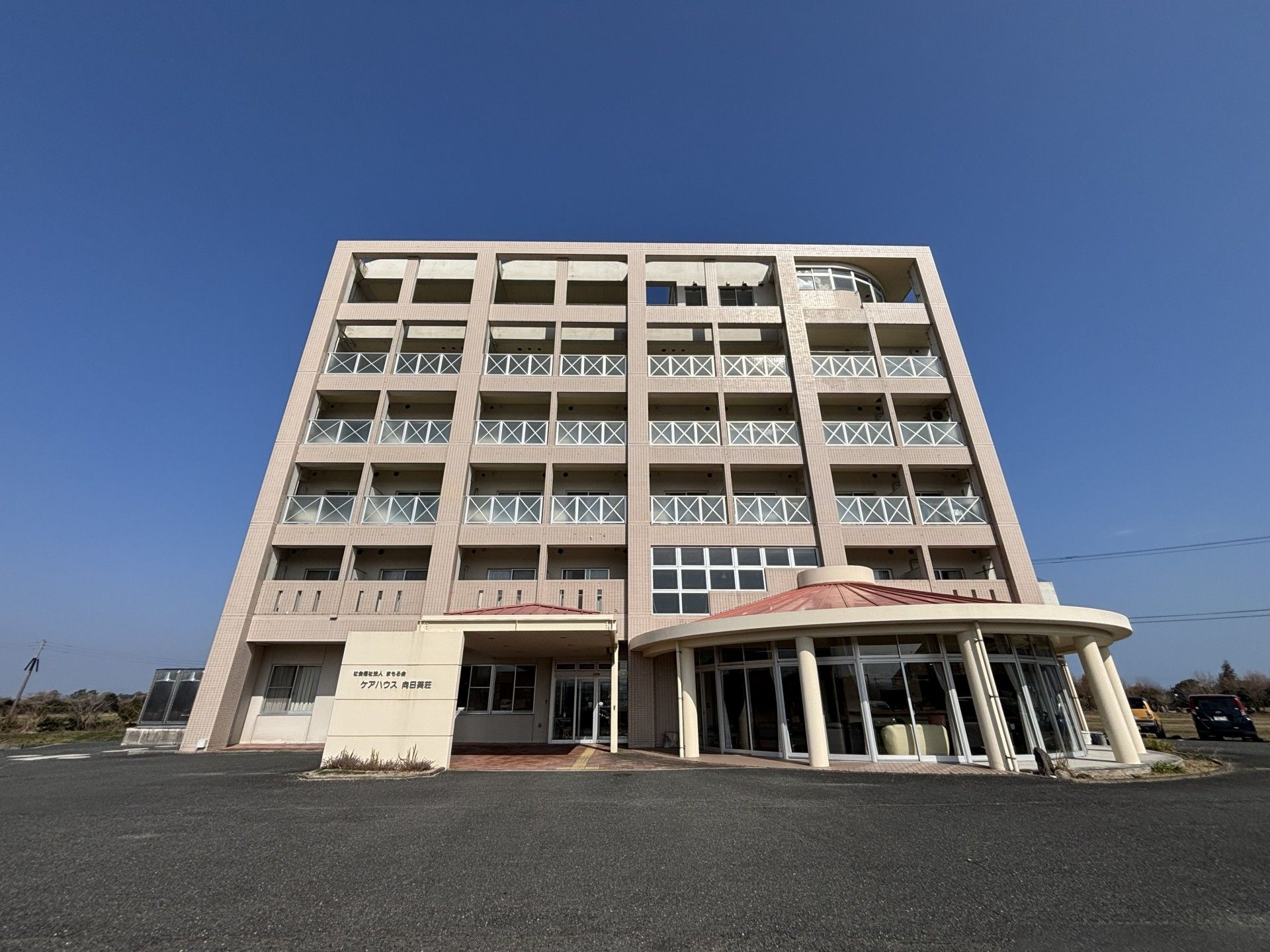 青空の下の建物外観