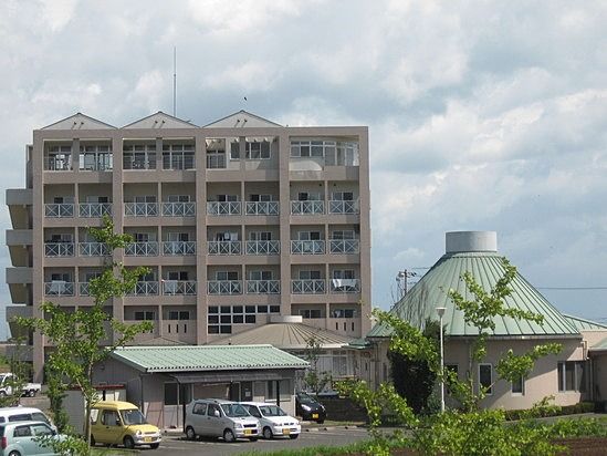 緑に囲まれた建物外観