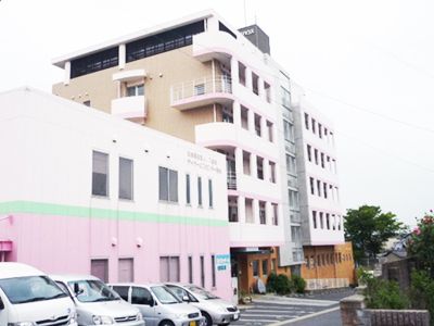 やわらかい色合いを施した高齢者向けのケアハウス。鉄骨造の建物の外観