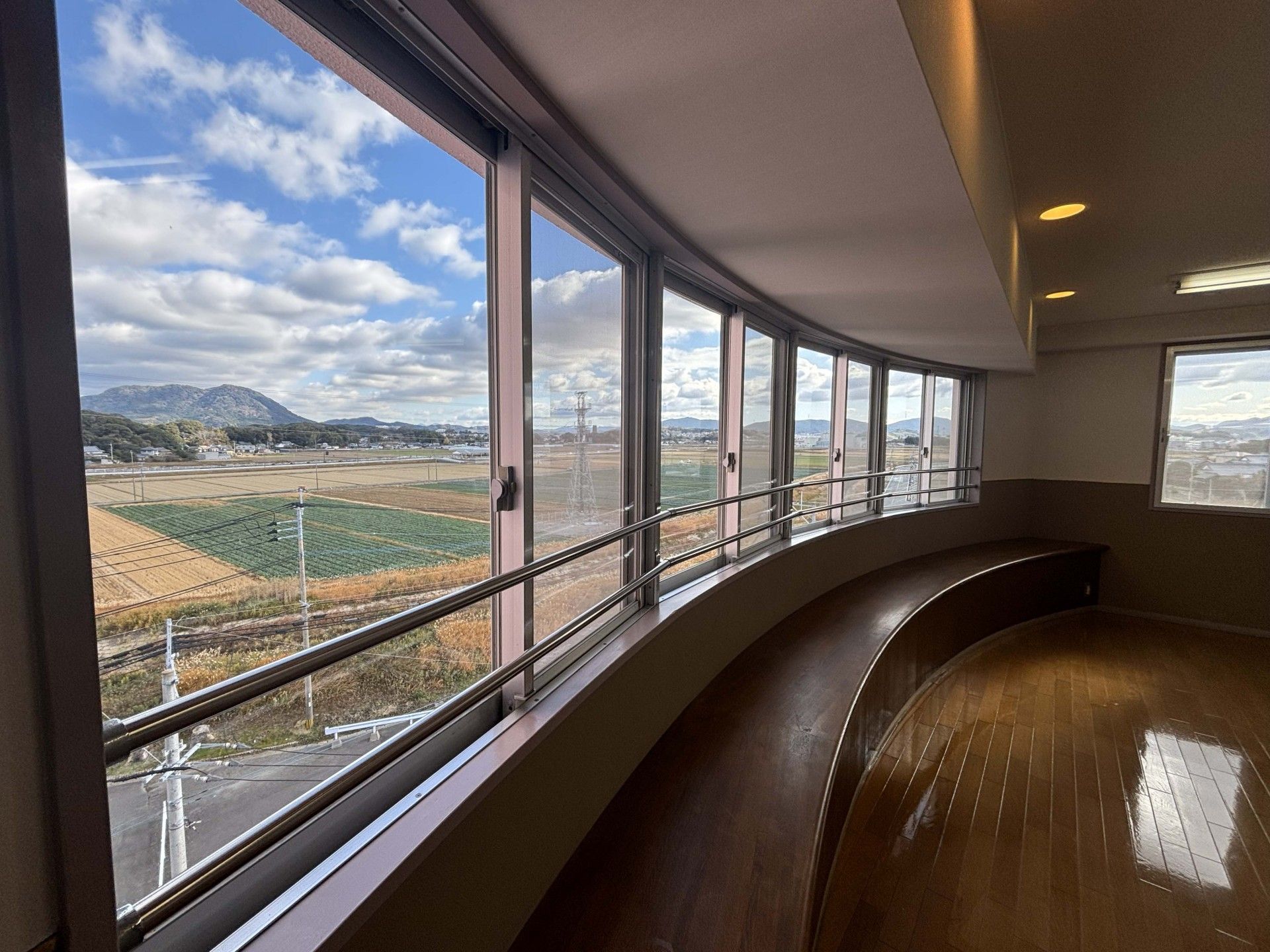 大きな窓のある廊下