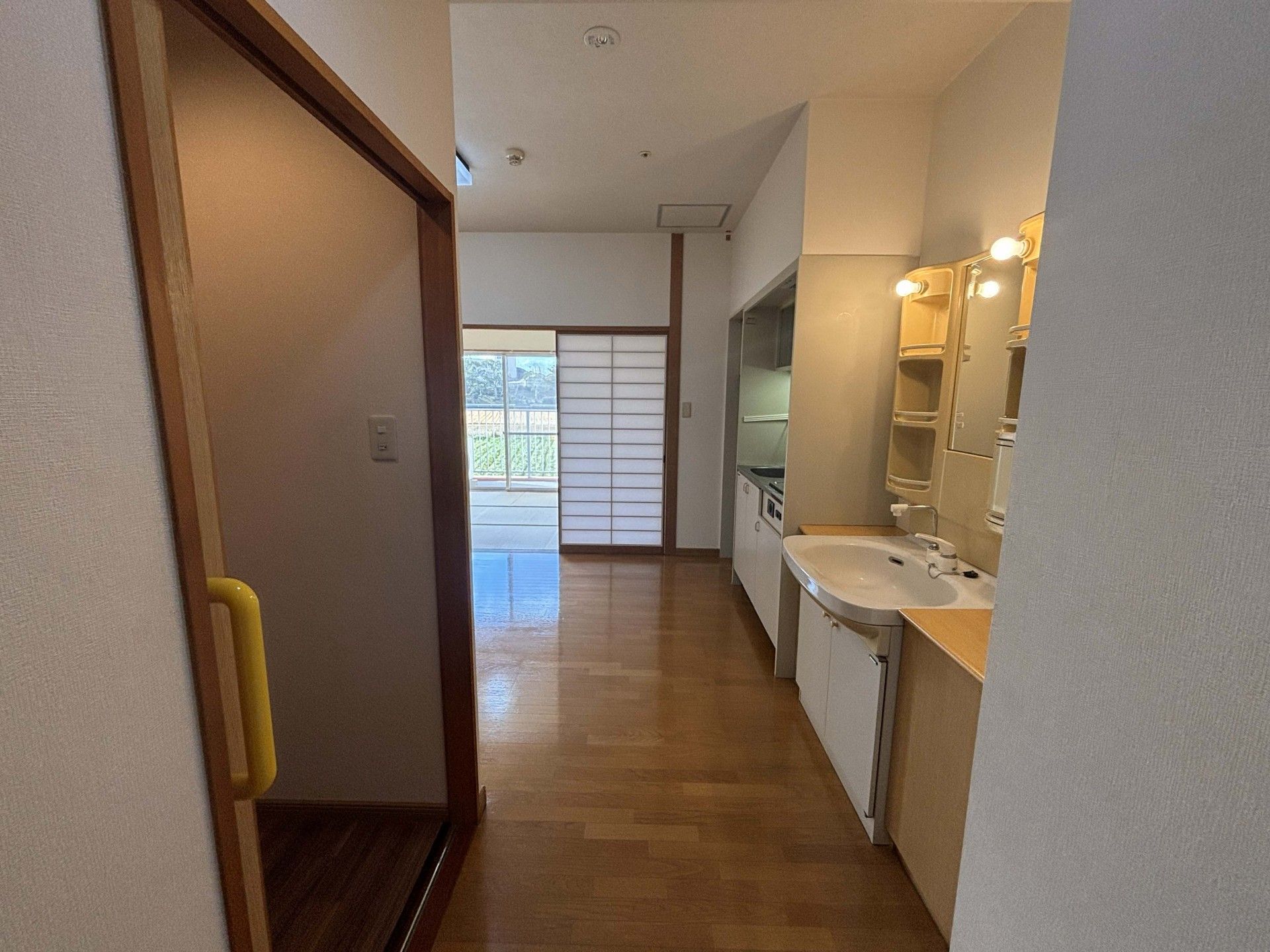 洗面台と和室のある廊下