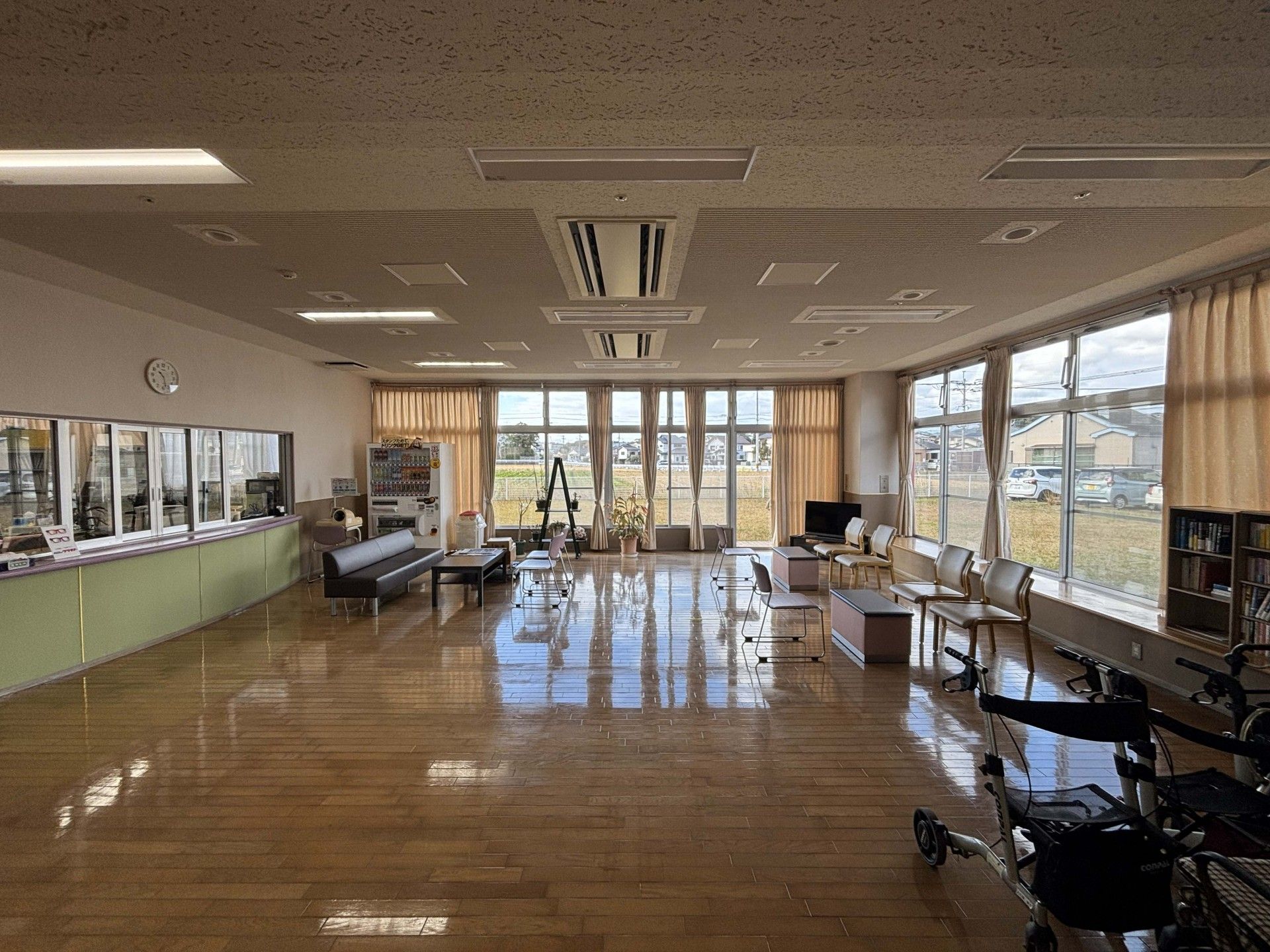 広い窓のある共有スペース