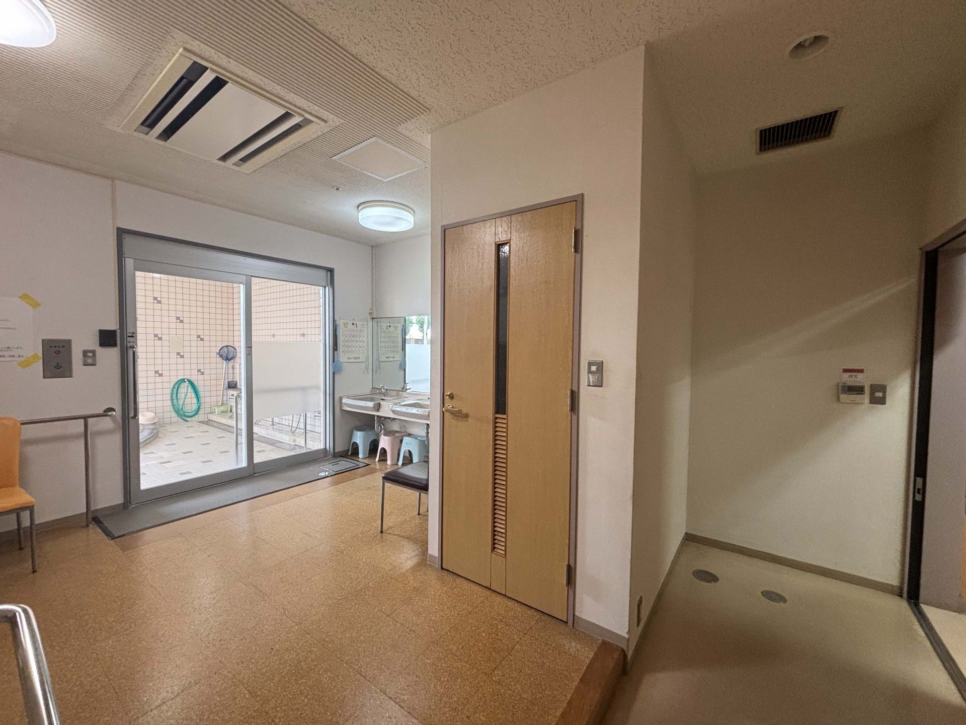 広い洗面所と出入口