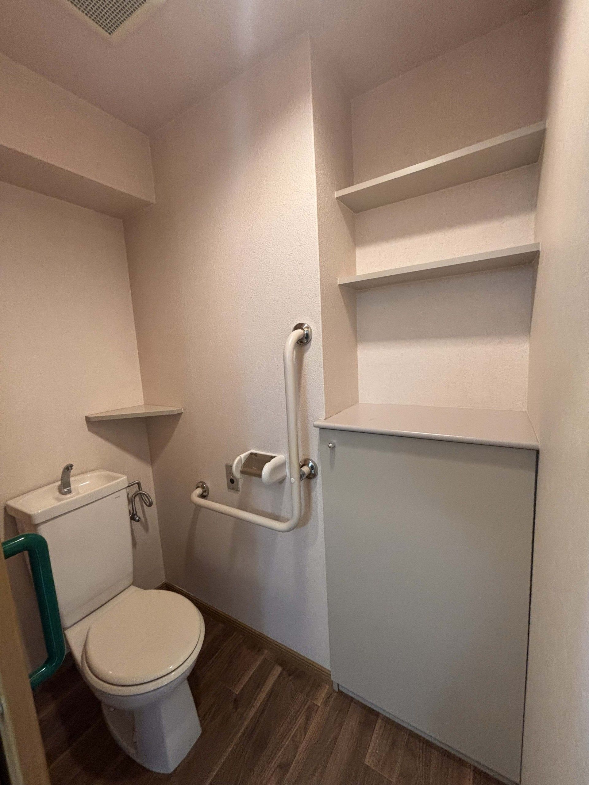 手すり付きのトイレ