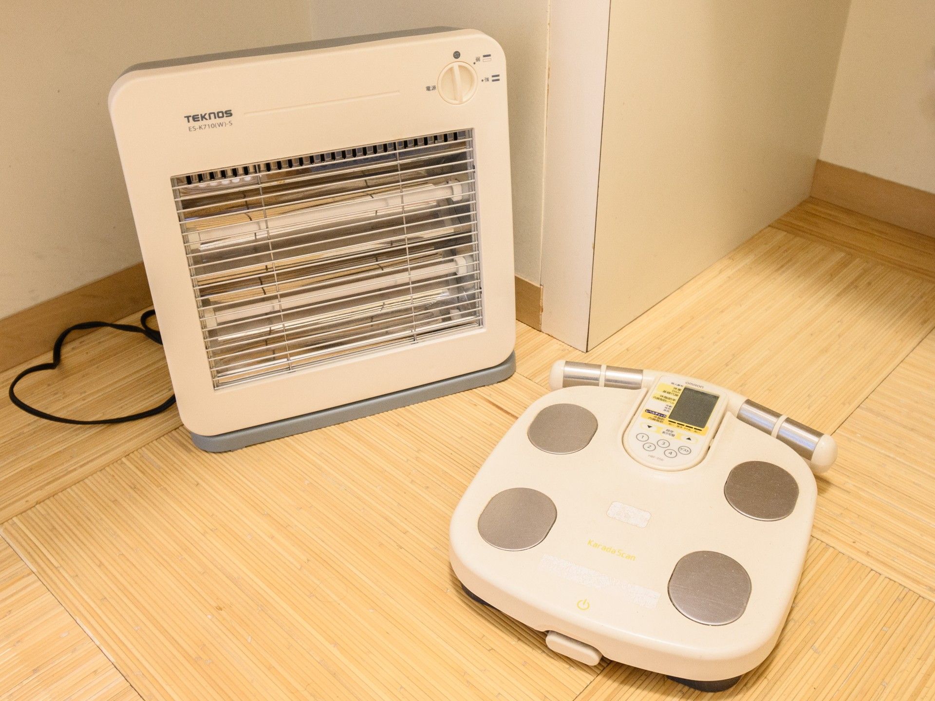 暖房器具と体重計のある部屋