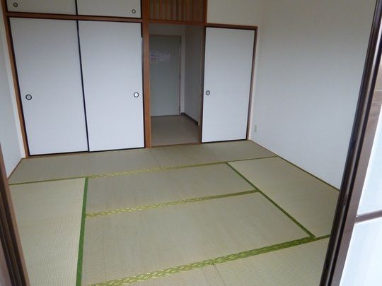 畳敷きの和室には家具や家電はなく、白いふすまが付いた押し入れが設置されている。