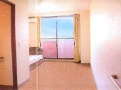 一人用の小さなスペース。トイレや洗面台がある様子が分かる