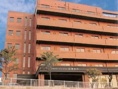 赤いレンガのような色合いの建物の様子。丈夫な鉄骨造の建物が写っている写真