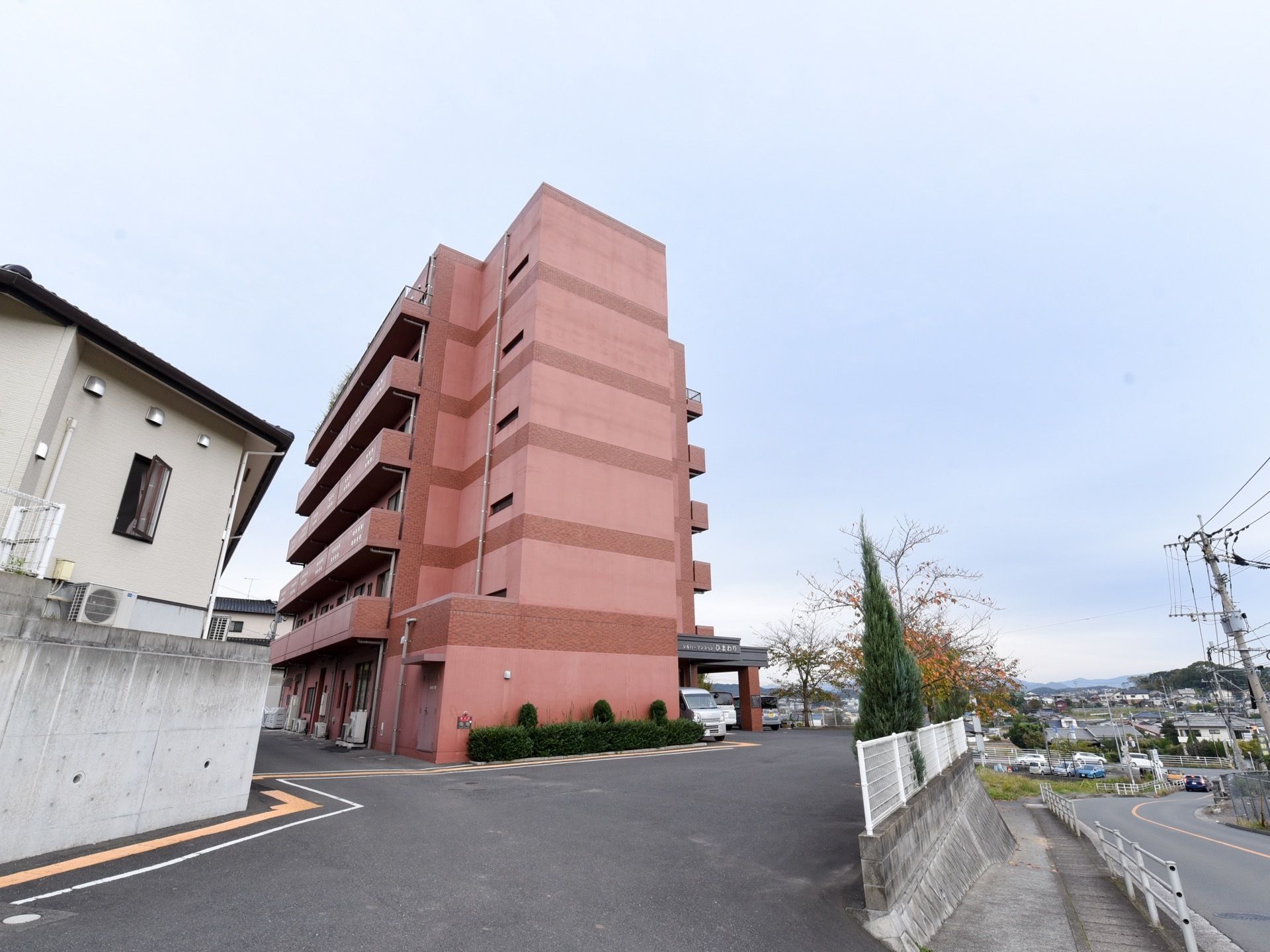 マンションを思わせるような６階建ての高層の建物である。各居室にはバルコニーを完備している。周辺はアスファルトで舗装されている。
