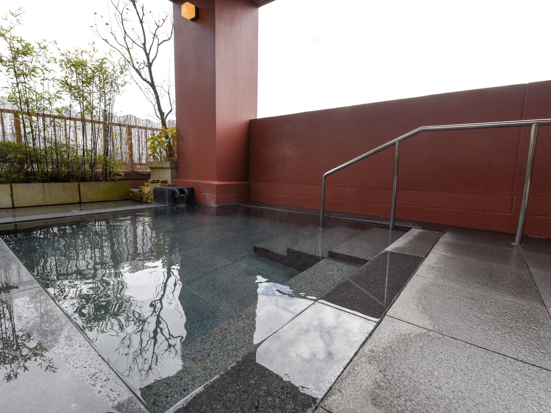 施設内の屋上には、ラジウム温泉展望露天風呂が完備されている。リウマチや神経痛など身体の不調のある方にとってありがたい。