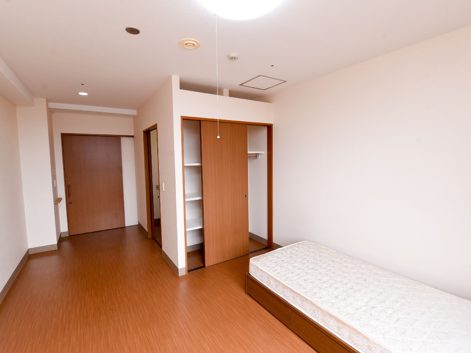 建具の茶色と壁や天井の白色のコントラストが美しい居室