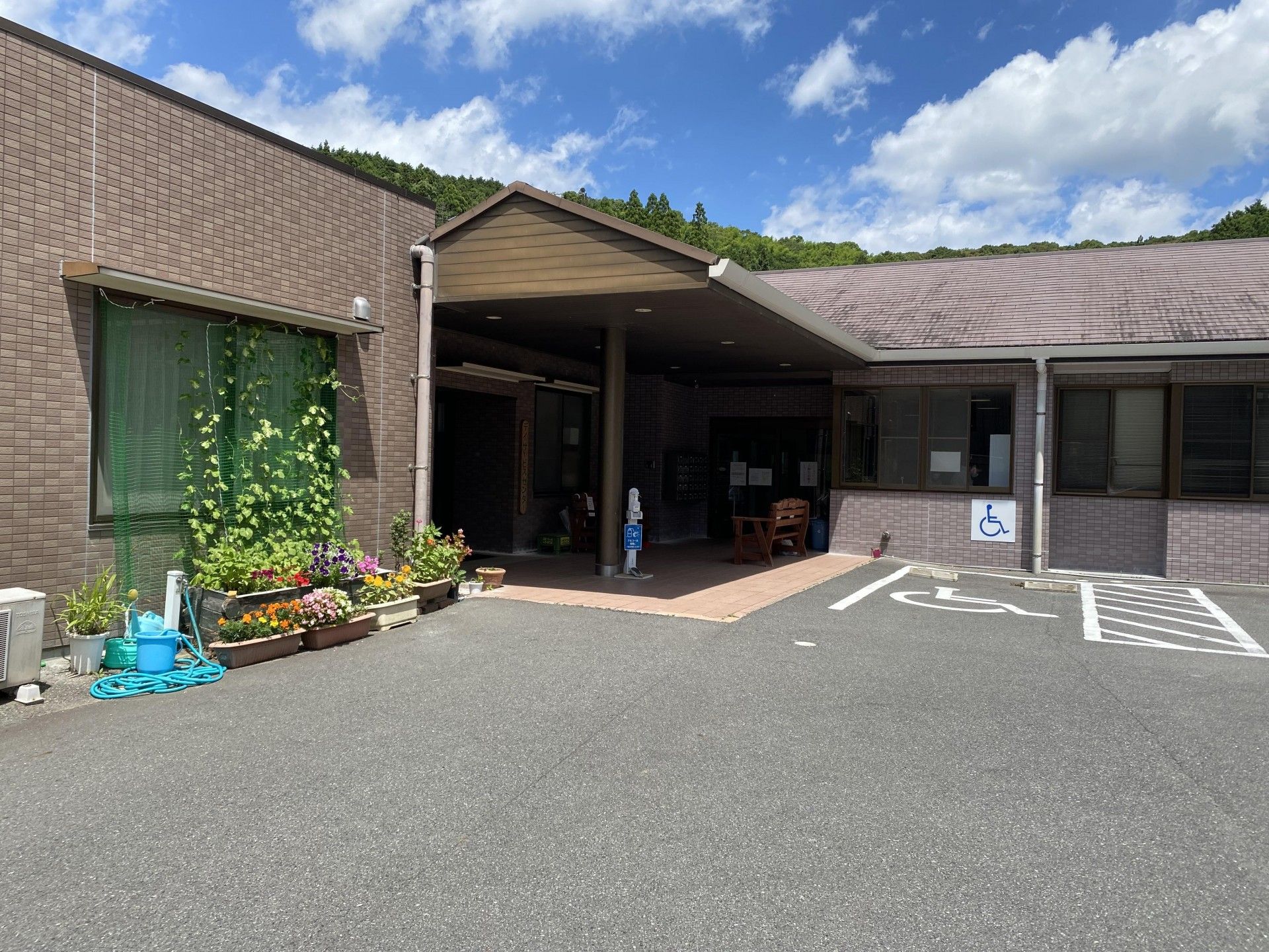 花壇がある建物の入口