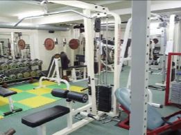 各種トレーニング機器が設置されたトレーニングルームには人の姿はない。