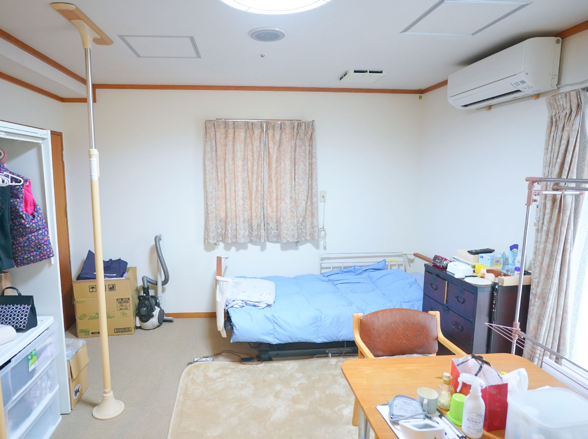 窓が設置された、面積が広く車椅子での移動がしやすい居室