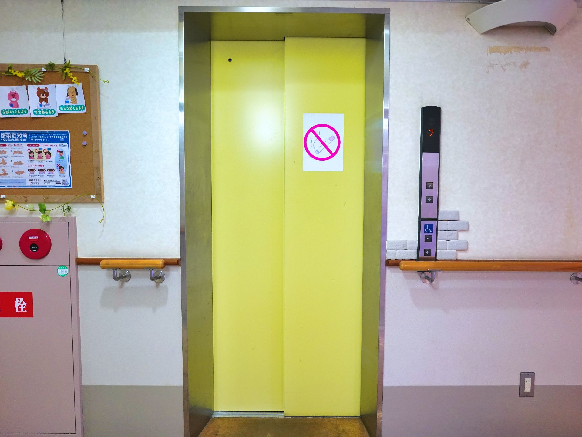 車椅子の方が簡単に利用できる広さがあるエレベーター