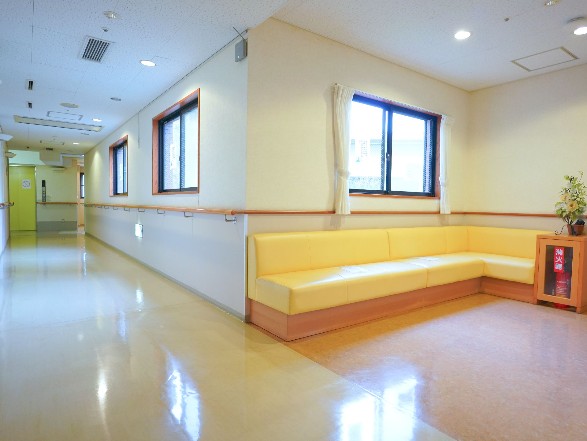 バリアフリーが完備され、手すりが設置され、段差が解消されている廊下