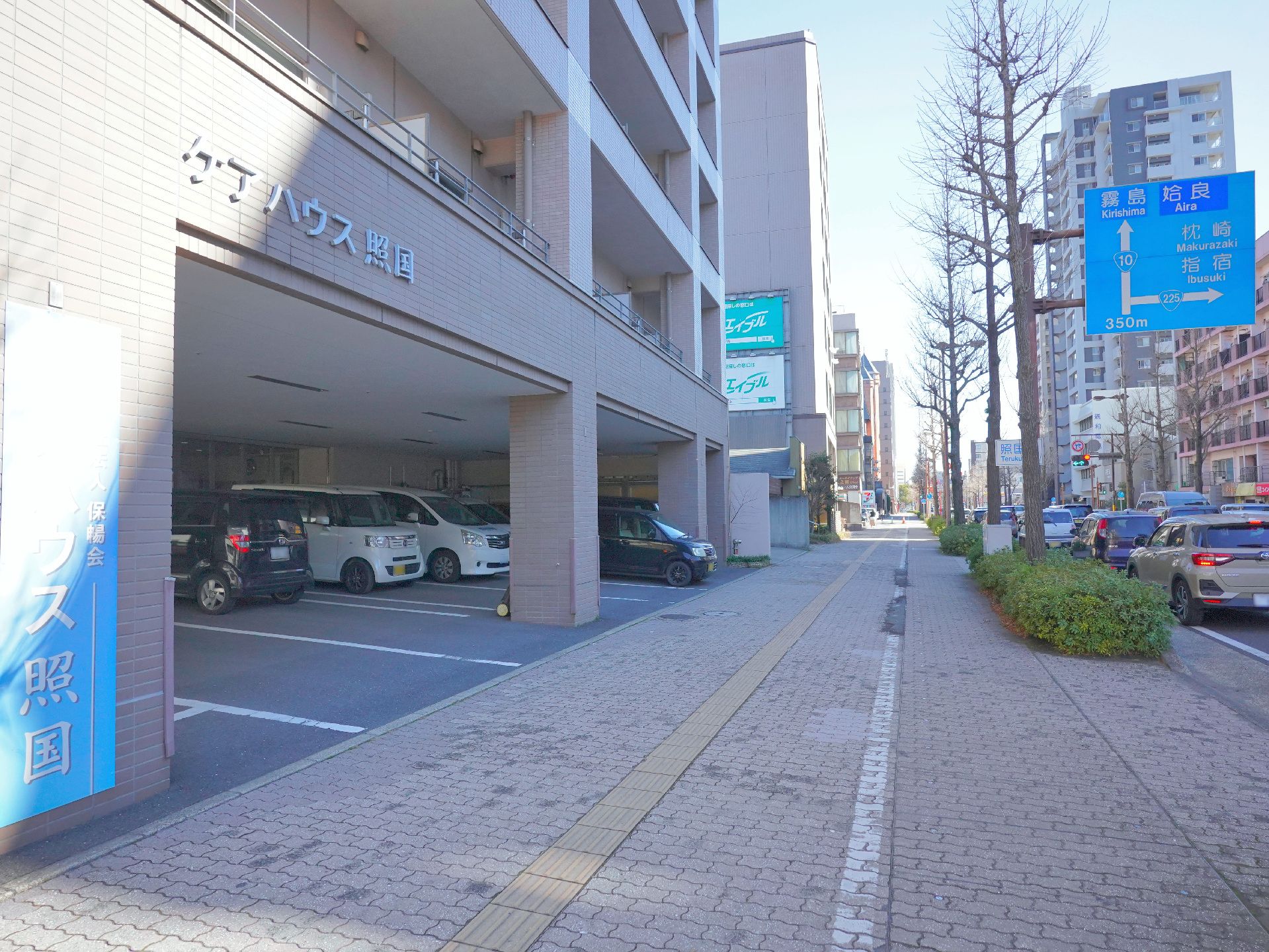 施設前の道路から写された、駐車場を含む施設全体の外観