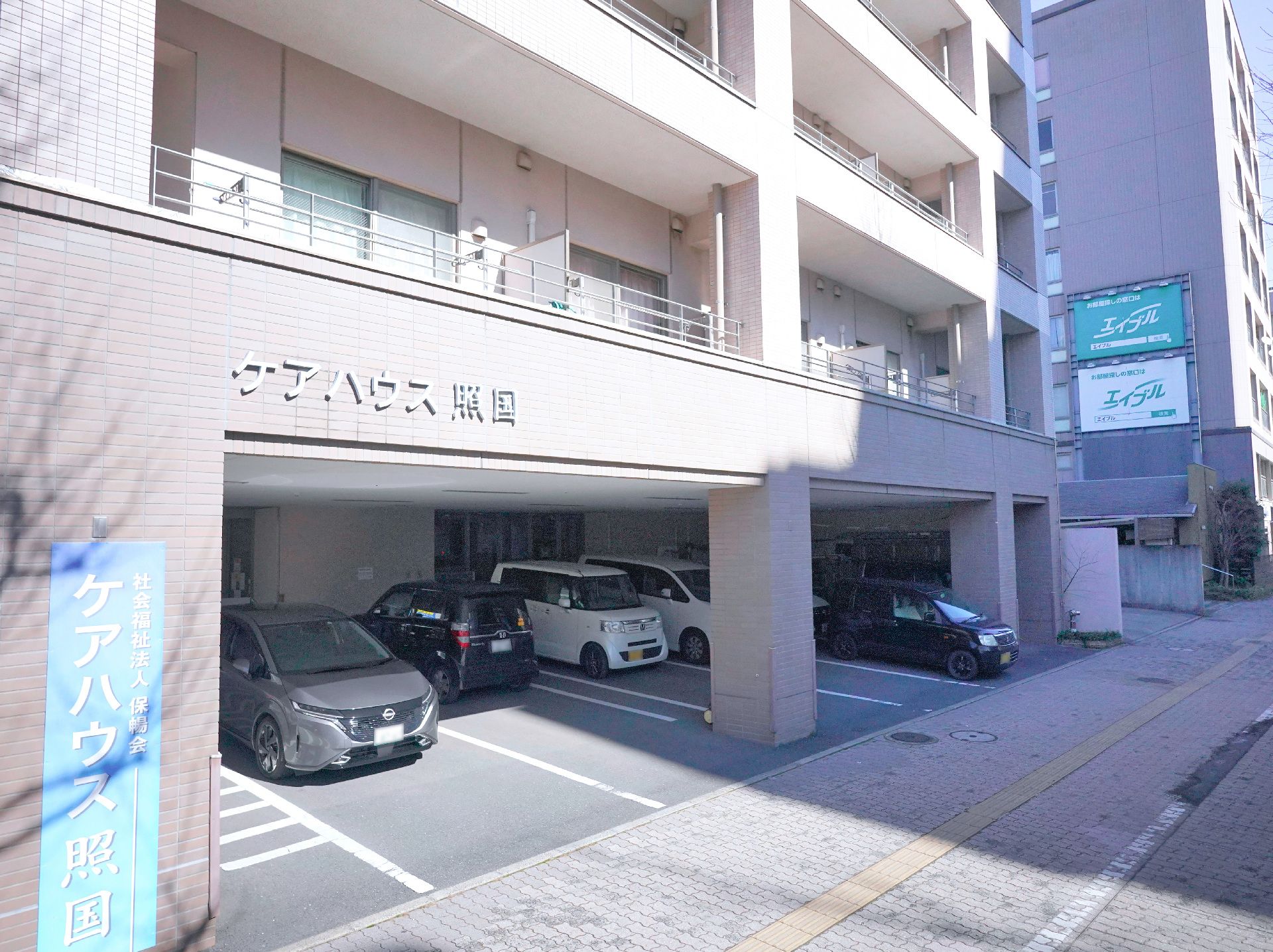 駐車場から撮影した介護施設の外観
