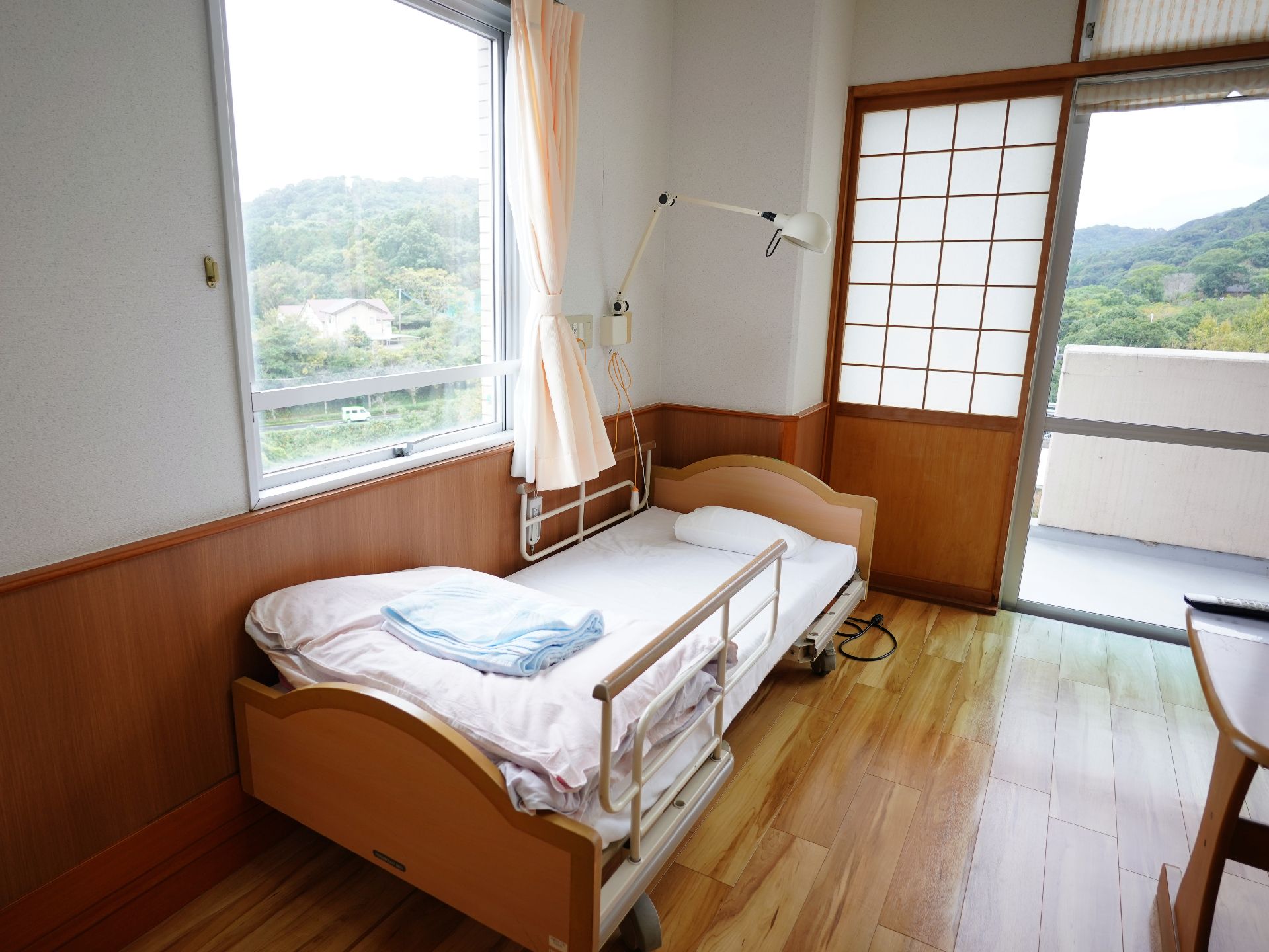 窓から日差しが入り込んで明るい雰囲気の居室