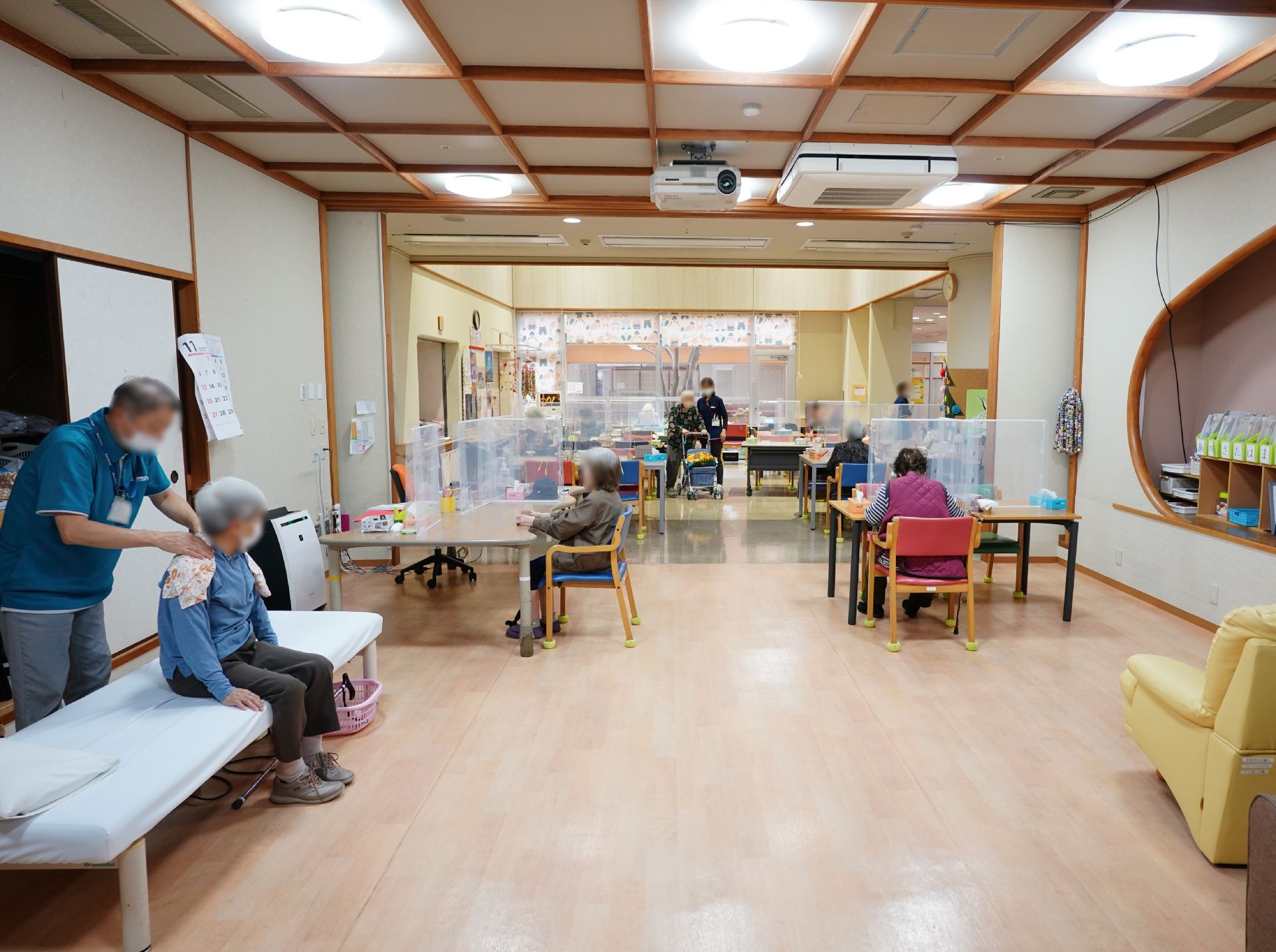 入居者が座って何かをしている様子の食堂