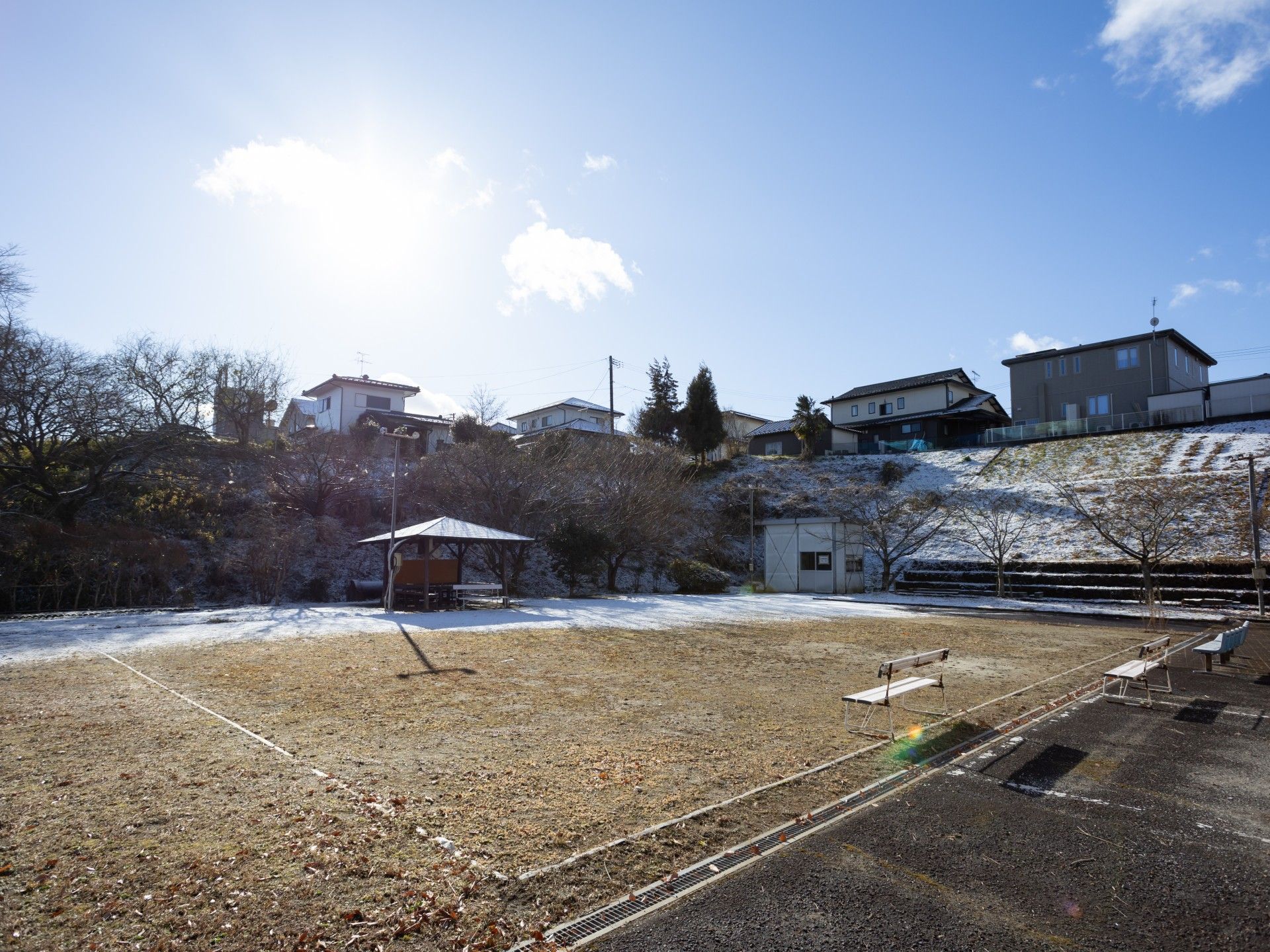 広場とベンチの風景