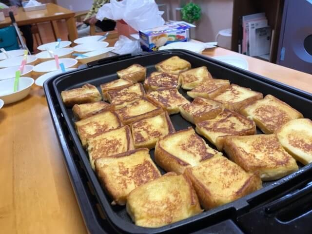 ホットプレートでたくさんのフレンチトーストを焼く様子