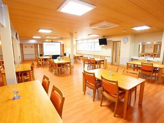 高齢女性の肩に手を置く女性ヘルパー