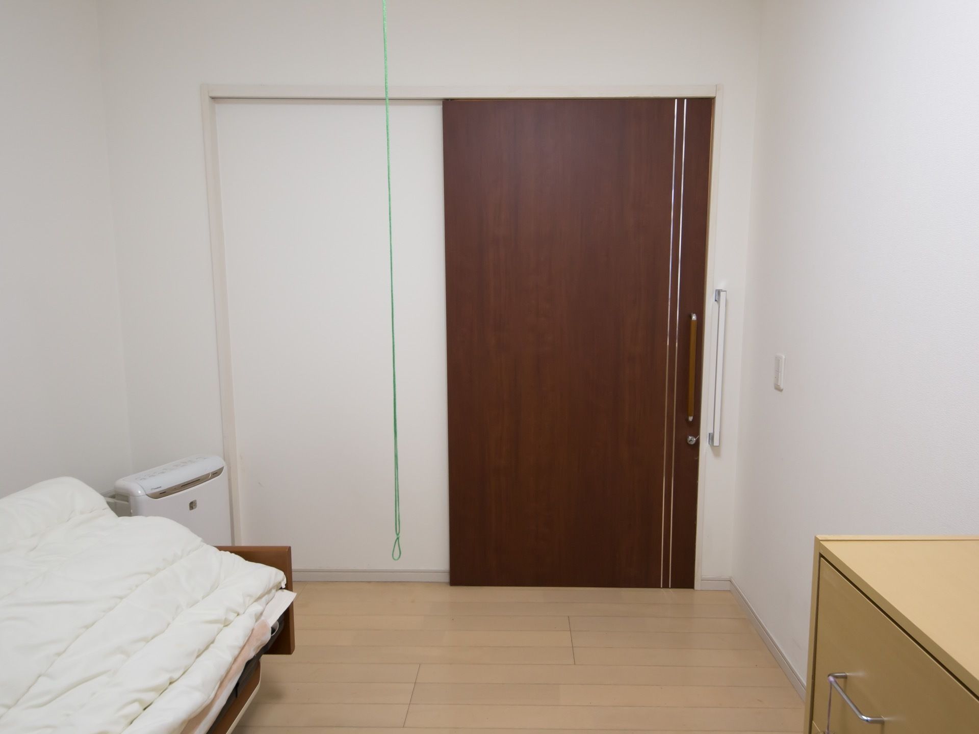 ドアはスライド式になっているので、だれでも簡単に開閉することができる。間口が広いので車椅子をご利用の方も移動しやすい造り。