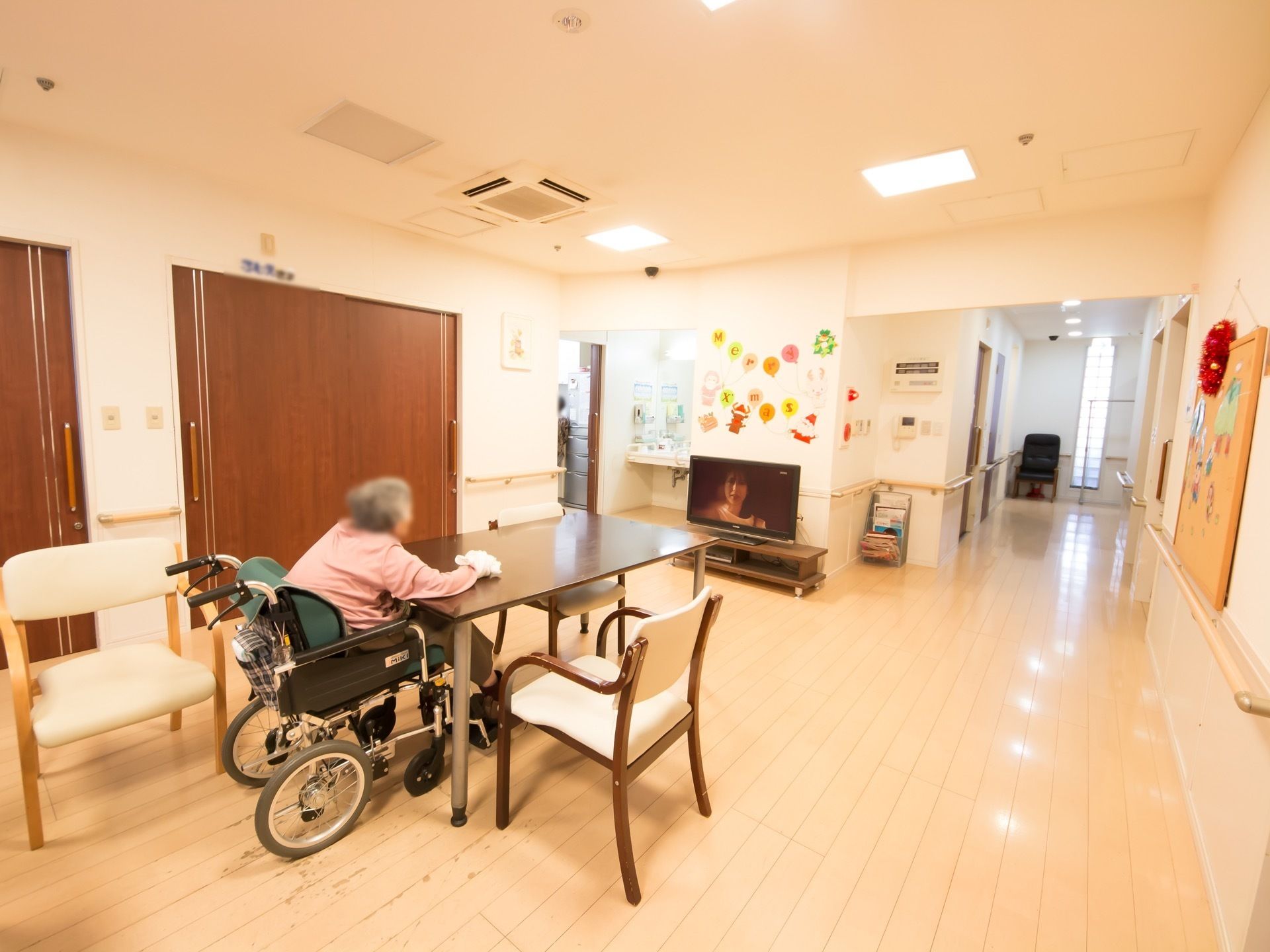 明るく広々とした部屋の中央にはテーブルが設置されている。正面にはテレビが置いてあるので、テレビ鑑賞しながら食事をとることができる。
